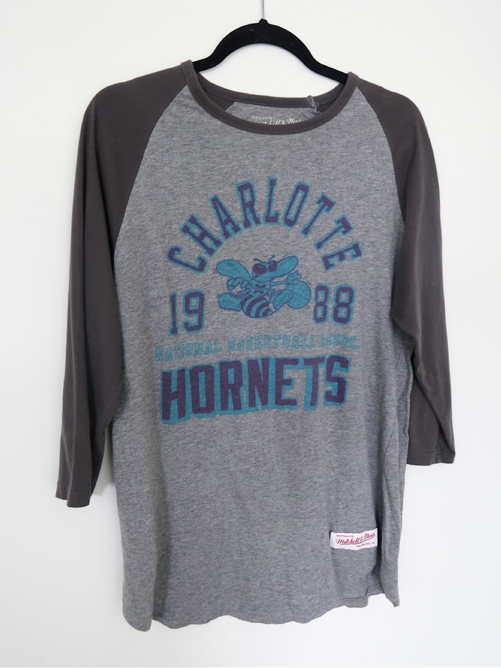 Charlotte Hornets Women’s Vintage Graphic Tee 3/4 Sleeve Size Large 100% Cotton
